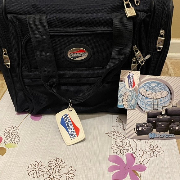 American Tourister Black Carry On Bag NWT - Picture 2 of 9